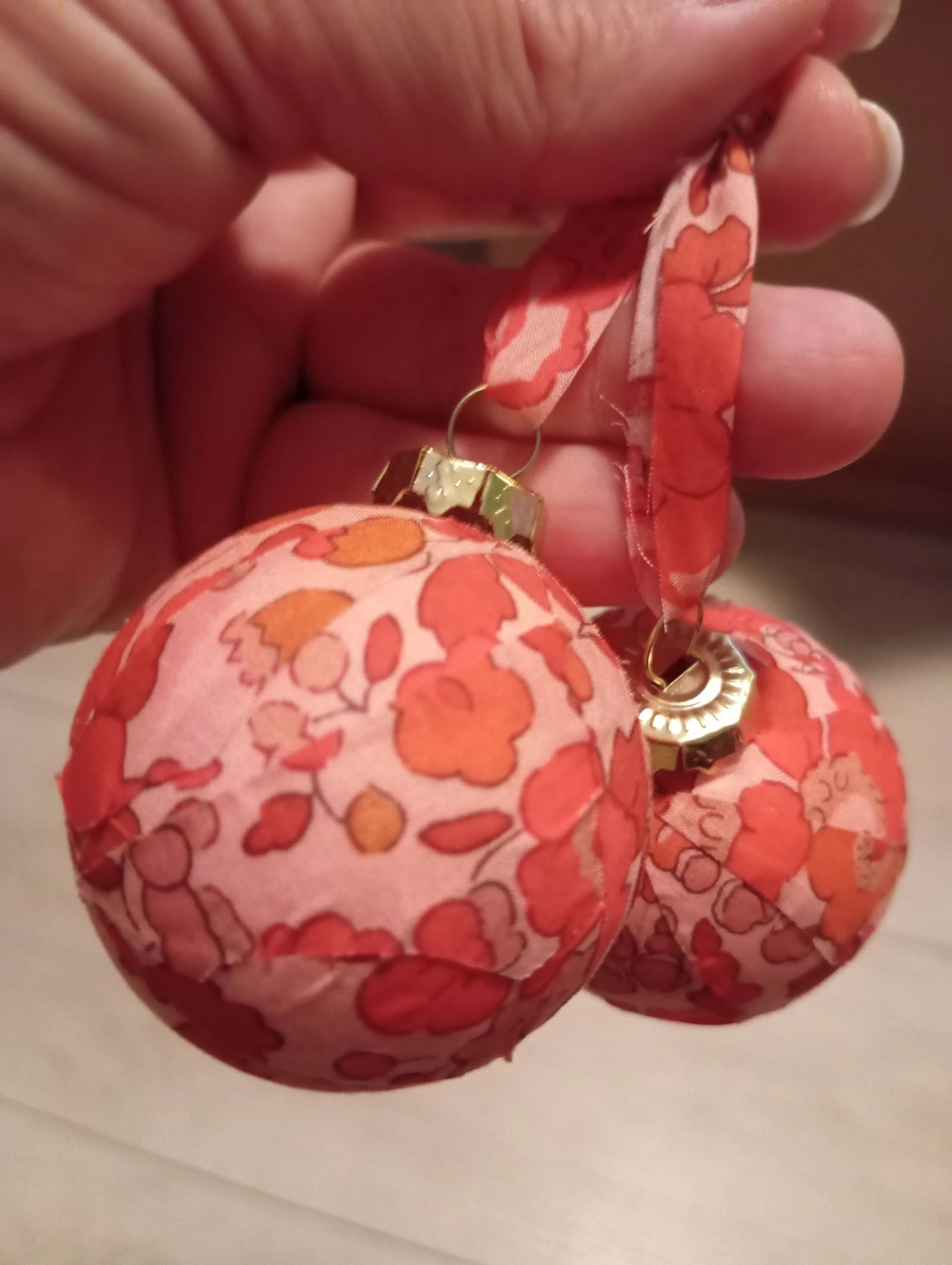 Lot de deux petites boules de Noël liberty 